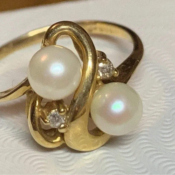 10kt Gold Pearl and Diamond 💎 Accent Ring. Stunning ring! - Picture 1 of 7